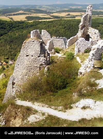 Čachtický hrad a krajina v dálce